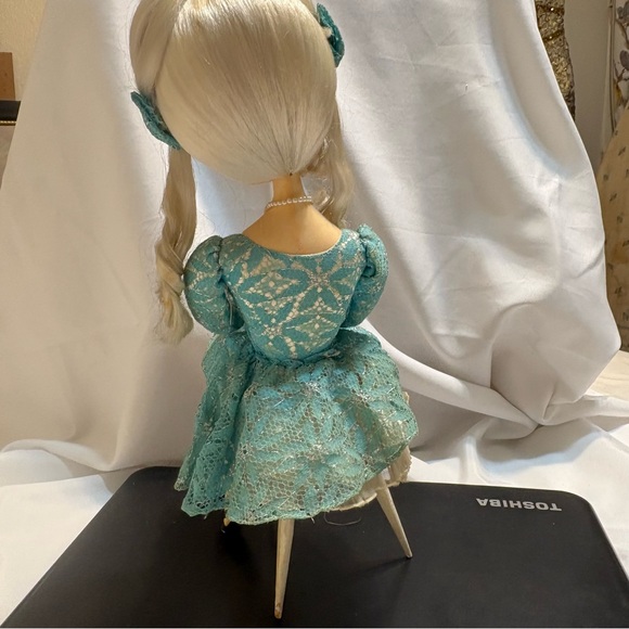 Vintage Big Eyed Doll from the 60’s with Teal Dress and Bow 15 inches tall. - Picture 3 of 4